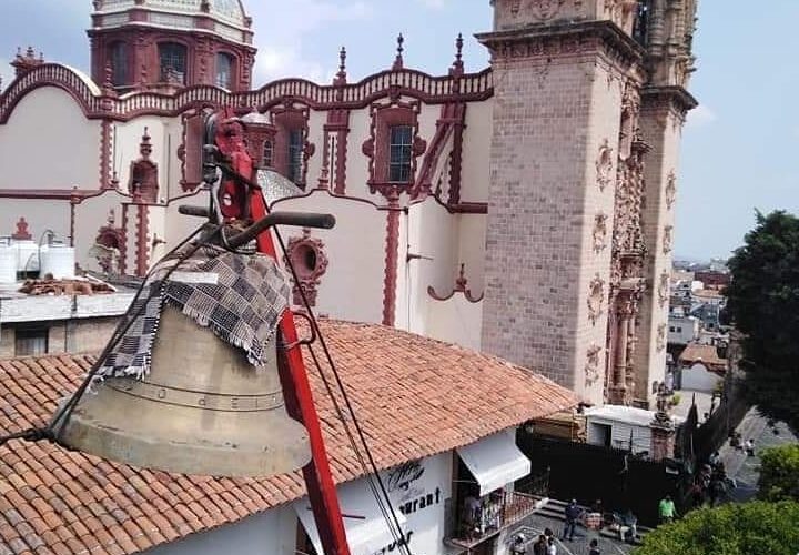 Retiran la campana de Casa Borda en Taxco, ante el peligro de caer.
