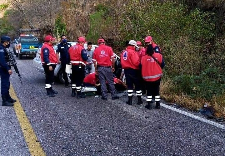 Una familia sufrió un accidente sobre la Tlapa-Chilpancingo.