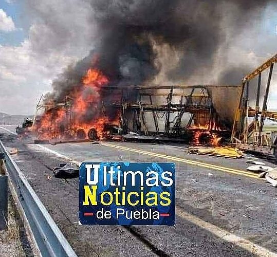 Tres muertos al chocar a incendiarse un tráiler nodriza sobre la carretera Puebla.