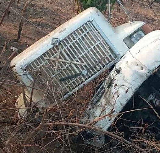 Aparatosa volcadura de un camión, sobre la carretera federal Acapulco Piinotepa.