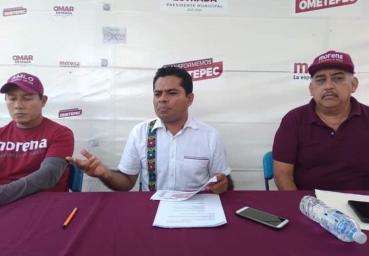Hijo del edil priísta de Ometepec; Arrebata violentamente el celular al candidato de Morena, Omar Estrada Bustos en Ometepec.