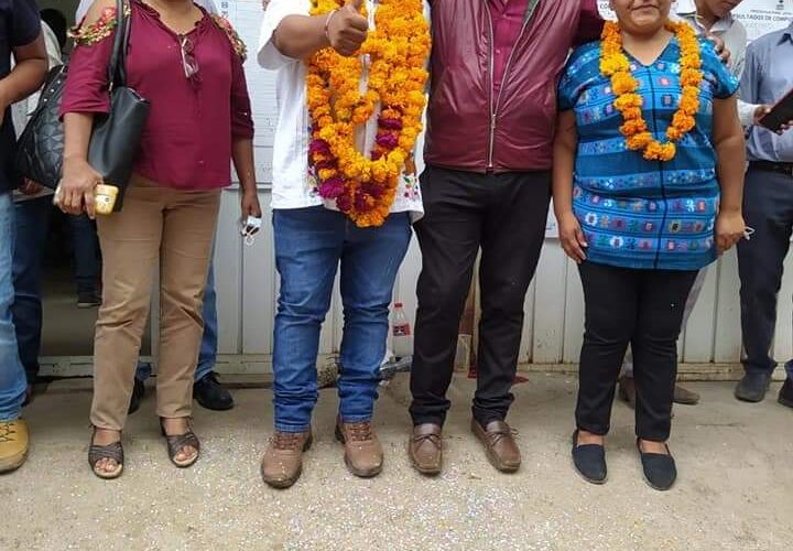 Recibe su constancia de mayoría como diputado electo por el distrito XXVII, Masedonio Basurto Mendoza.