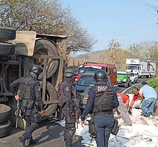 Aparatosa volcadura de un tráiler sobre la carretera Acapulco- Pinotepa.