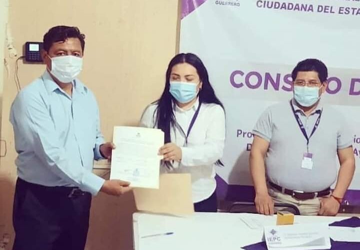 Recibe su constancia de mayoría el presidente electo de Huamuxtitlán, Rosembert Ponciano.