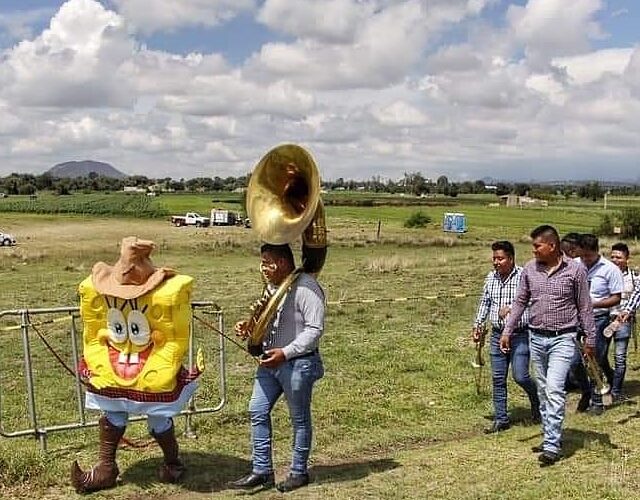 ASISTE GRUPO DE BANDA A GRABAR VÍDEO EN EL SOCAVÓN