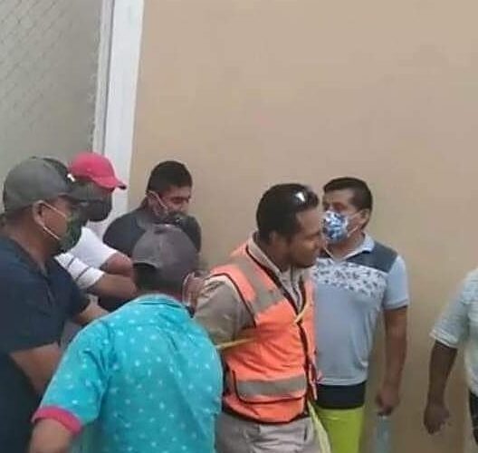 Amarran a empleado de la CFE pobladores de Azoyu, cansados del pésimo servicio.
