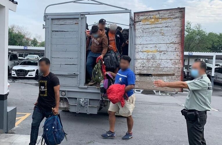 RESCATAN A 40 MIGRANTES QUE VIAJABAN HACINADOS Y SIN HABER INGERIDO ALIMENTOS EN DOS DÍAS