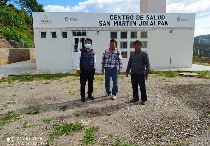 Supervisa un centro de salud y pavimentación de carretera el alcalde de Cualac Eugenio García Meza.