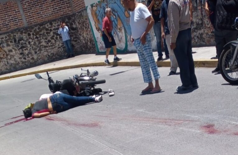 Asesinan a balazos a una pareja de motociclistas en Celaya.