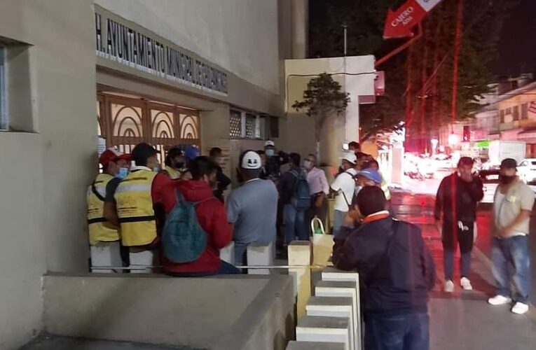 Toman el Ayuntamiento de Chilpancingo trabajadores porque no les paga alcalde Antonio Gaspar.