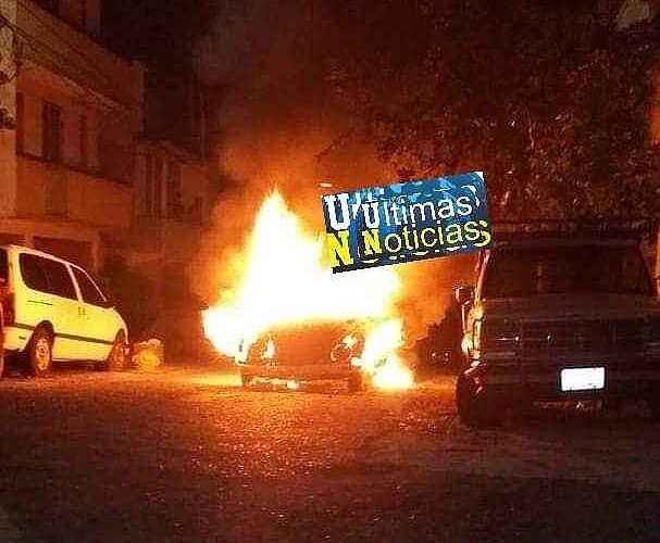 Criminales incendian un taxi en Acapulco.