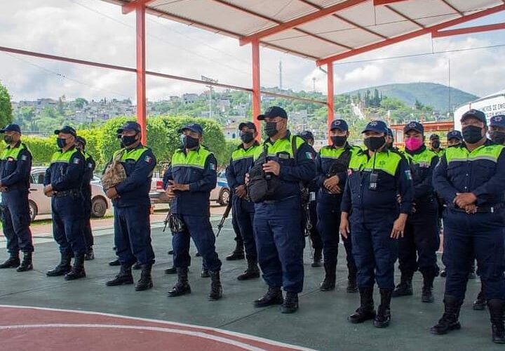 ENTREGA UNIFORMES DE SEGURIDAD PÚBLICA Y PROTECCIÓN CIVIL EL ALCALDE DE TLAPA; PICHARDO GARCÍA.