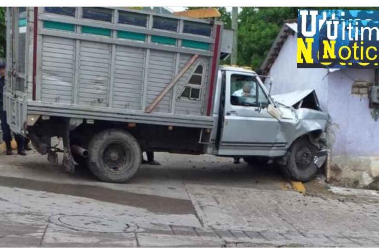 Choca camioneta contra una casa en Alpoyeca sólo daños materiales.