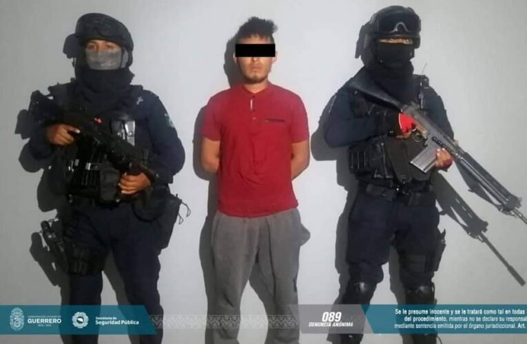 Detiene la Policía Estatal a sujeto con bolsitas de cristal.