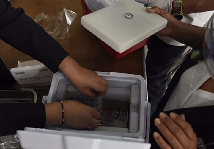 Enfermera roba vacunas contra Covid-19 para inmunizar a su familia en Michoacán.