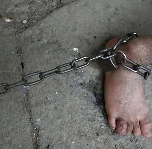 DIF Atizapán rescata a pequeñito de 5 años encadenado por sus padres.