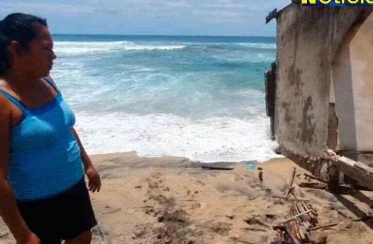 El mar crece y devora decenas de casas en la Costa Chica de Guerrero.