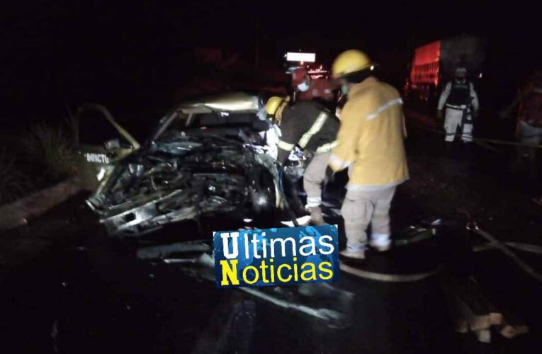 Se mató periodista al chocar contra un tráiler en la carretera Acapulco-Pinotepa.