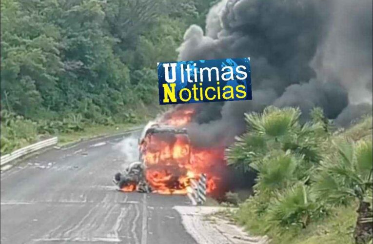 1 Muerto en choque de autobús de estudiantes de Ayotzinapa contra un vehículo.