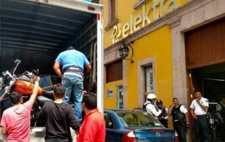 ⚠️ MUJER EMBARGA A ELEKTRA POR 330 MIL PESOS
