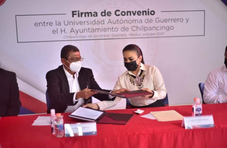 Presidenta Norma Otilia Hernández y rector Alfredo Romero Olea firman convenio para que estudiantes de la UAGro realicen su servicio social en el Ayuntamiento
