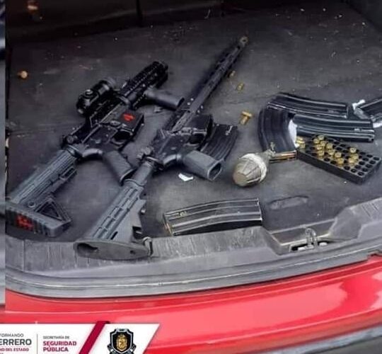 Detiene la Policía a 2 peligrosos sujetos con un arsenal y granadas en Acapulco.