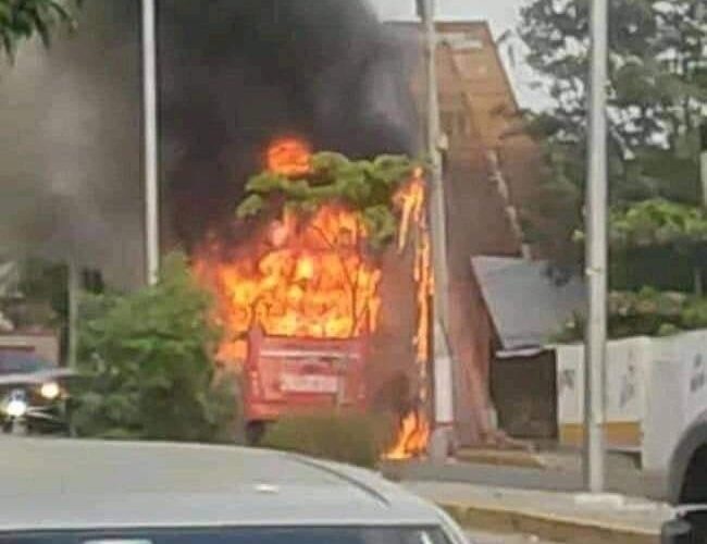 Falla eléctrica provoca incendió en unidad del Acabús en la Sabana.