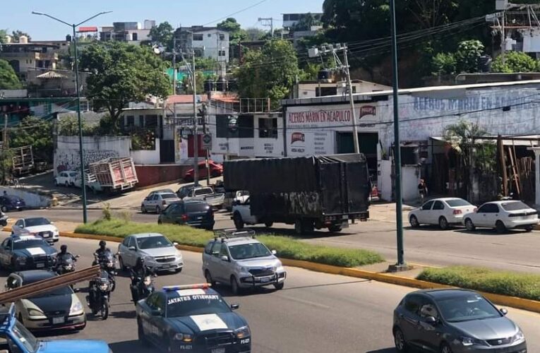 Elementos de la Policía Estatal mantienen vigilancia en las principales carreteras que conducen a los destinos turísticos