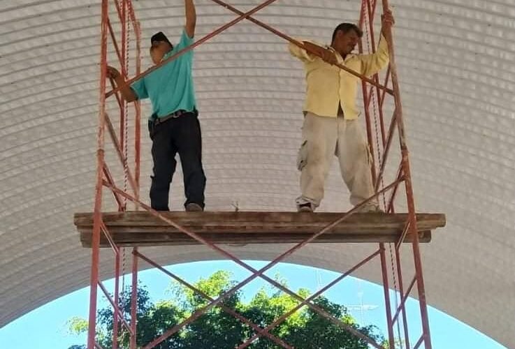 Rehabilita las lámparas de la cancha techada el Ayuntamiento de Huamuxtitlan: Aurelio Méndez Rosales.