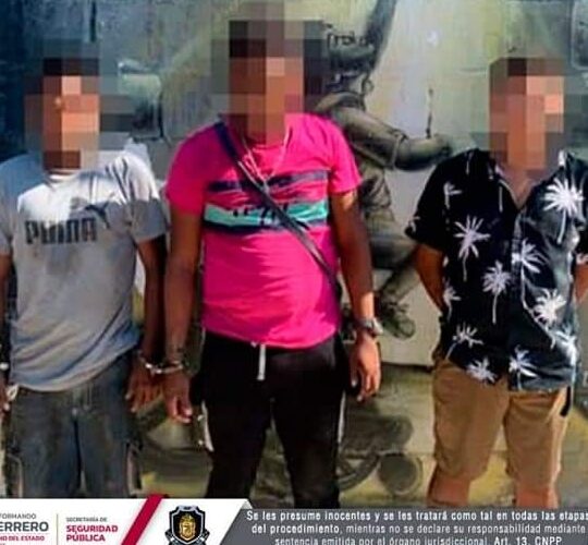 Detiene la Policía Estatal a tres personas en Acapulco con presunta droga.