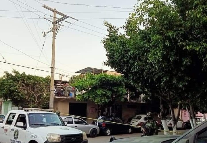 Comando ataca a granadazos y tiros a comandancia de la policía ministerial de Acapulco.