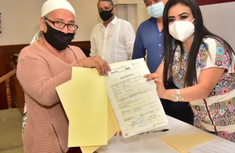 Ayuntamiento de Chilpancingo, da certeza jurídica a ciudadanos al entregar 45 escrituras.