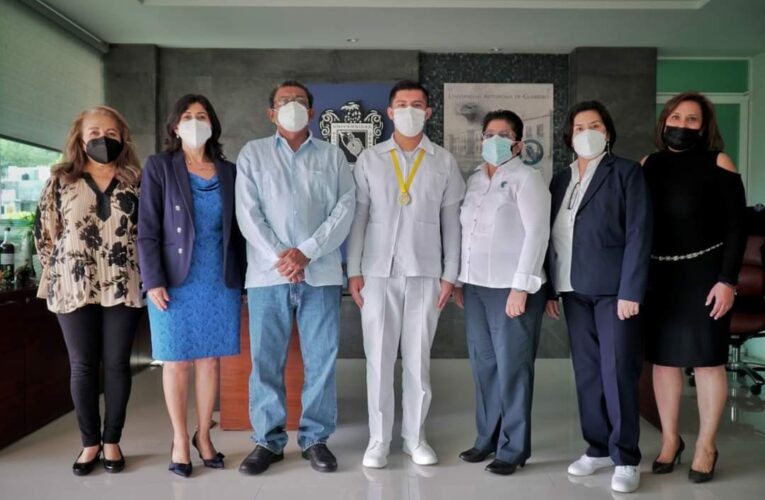 Otorga una beca de excelencia, a joven estudiante, el rector de la UAGRO, José Alfredo Romero Olea.