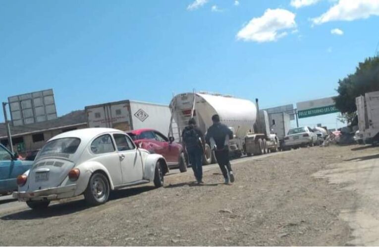 Continúa bloqueada la carretera Teloloapan-Iguala por Transportistas.