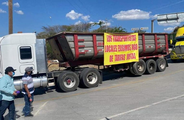 Empresas locales de transporte se manifiestan en Minera de Teloloapan