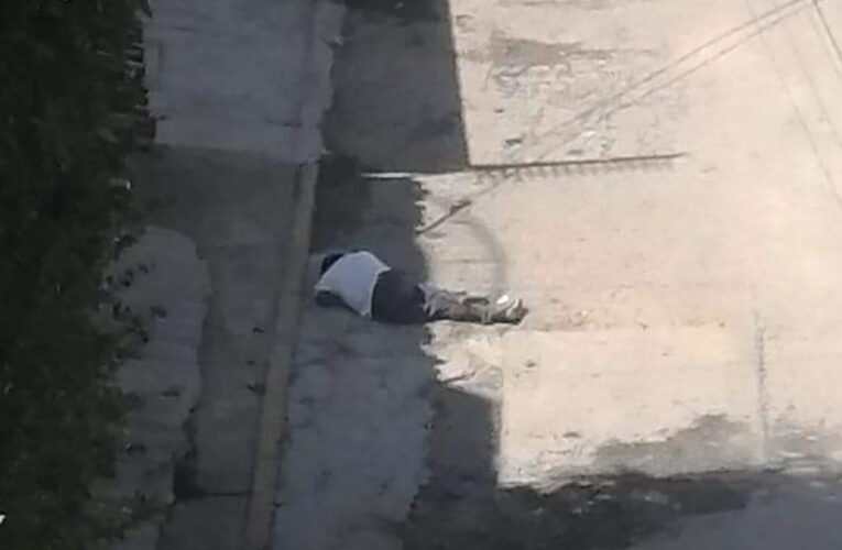 Asesinan a tiros a un hombre en Acapulco.