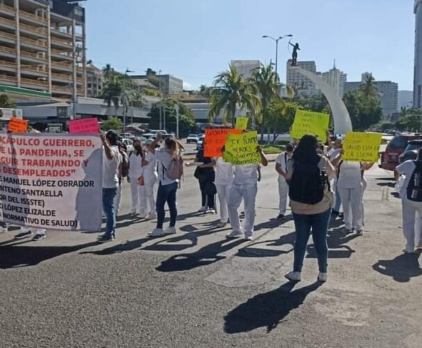 Trabajadores del ISSSTE, bloquean La costera Miguel alemán en Acapulco.