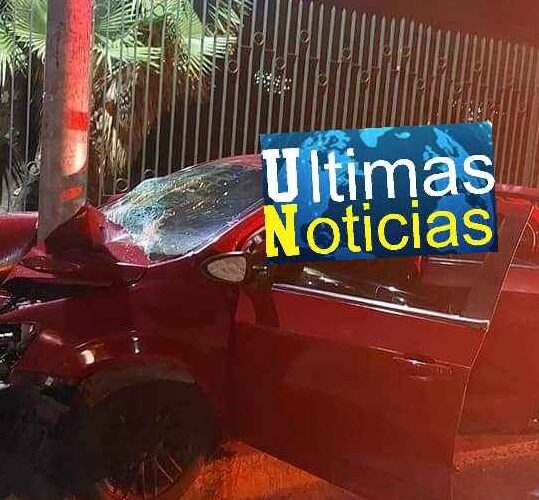 Ebrios jóvenes se accidentan en la costera Miguel Alemán en Acapulco.