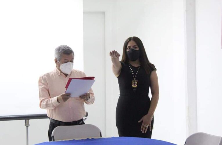 Toma protesta a funcionaria de contraloría, el secretario de educación, Marcial Rodríguez Saldaña.