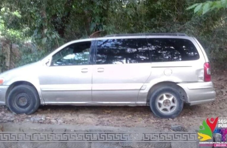 RECUPERAN UN VEHÍCULO CON REPORTE DE ROBO EN TIERRA COLORADA.