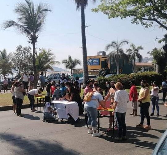 Bloquean la costera Miguel Alemán en Acapulco, padres de familia y maestros de la primaria Ávila Camacho.
