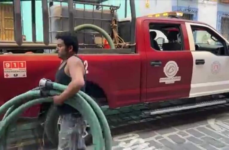 CHÓFER DE  PIPA COMBATE INCENDIO ANTE LA FALTA DE BOMBEROS.!!