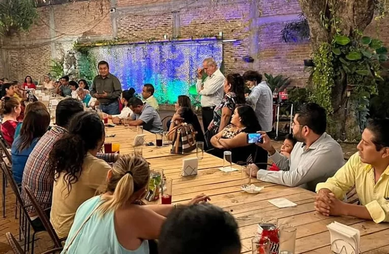 Se reúne el primer presidente indígena de Tlapa de Comonfort, con comerciantes del “Portal Morelos”
