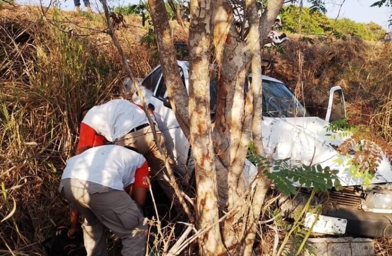 Dos heridos, tras volcadura en Tecpan de Galeana.
