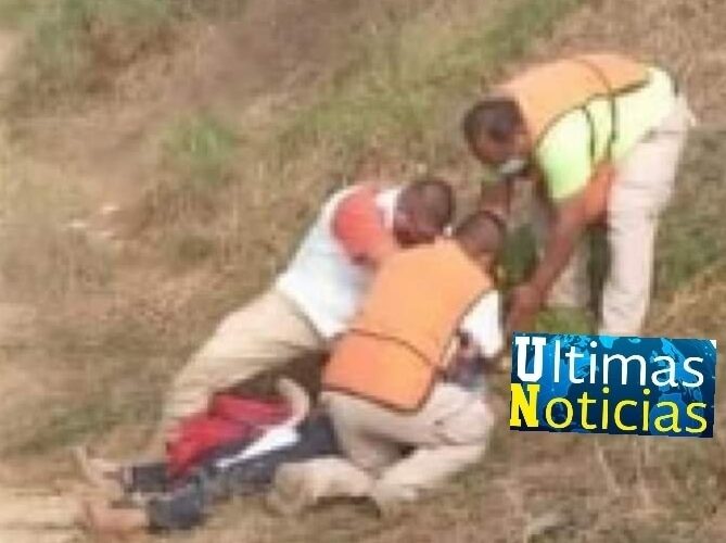 Grave una mujer motociclista al sufrir accidente en la carretera Acapulco-Zihuatanejo.