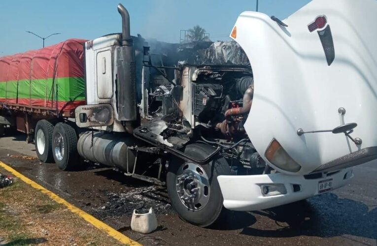 Sujetos armados incendian un tráiler y un almacén de cervezas en Iguala.