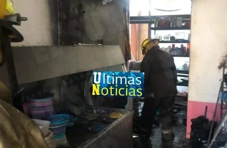 Se incendia local comercial, sobre La costera Miguel alemán en Acapulco.