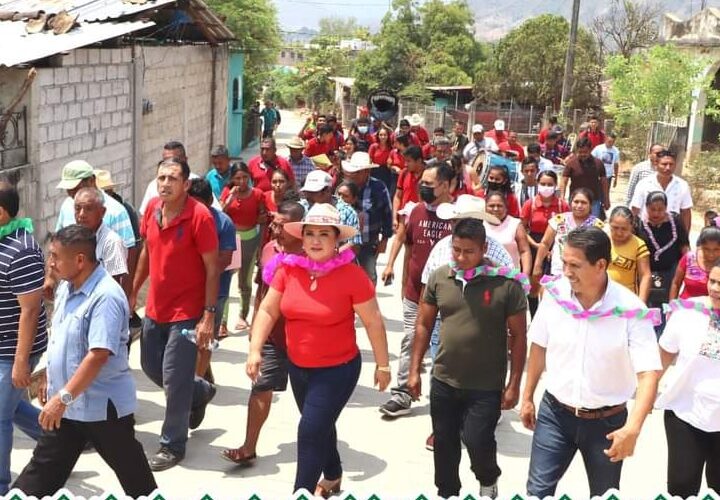 Inaugura una pavimentación de calle la alcaldesa de Tecoanapa, Carmen Iliana Castillo.
