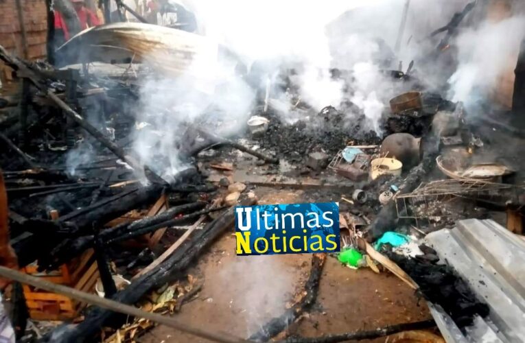 Voraz incendio, consume una vivienda en Cuajinicuilapa.