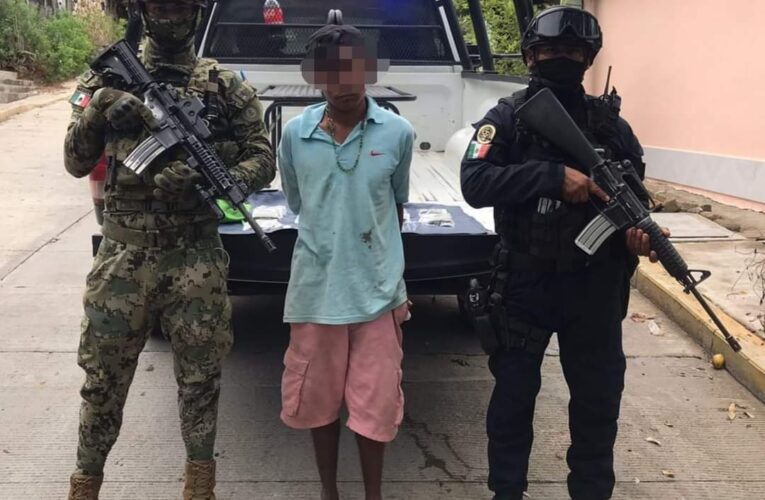 Capturan a tipo con “Marihuana”, “Piedra” y 80 pipas para consumir drogas en Acapulco.